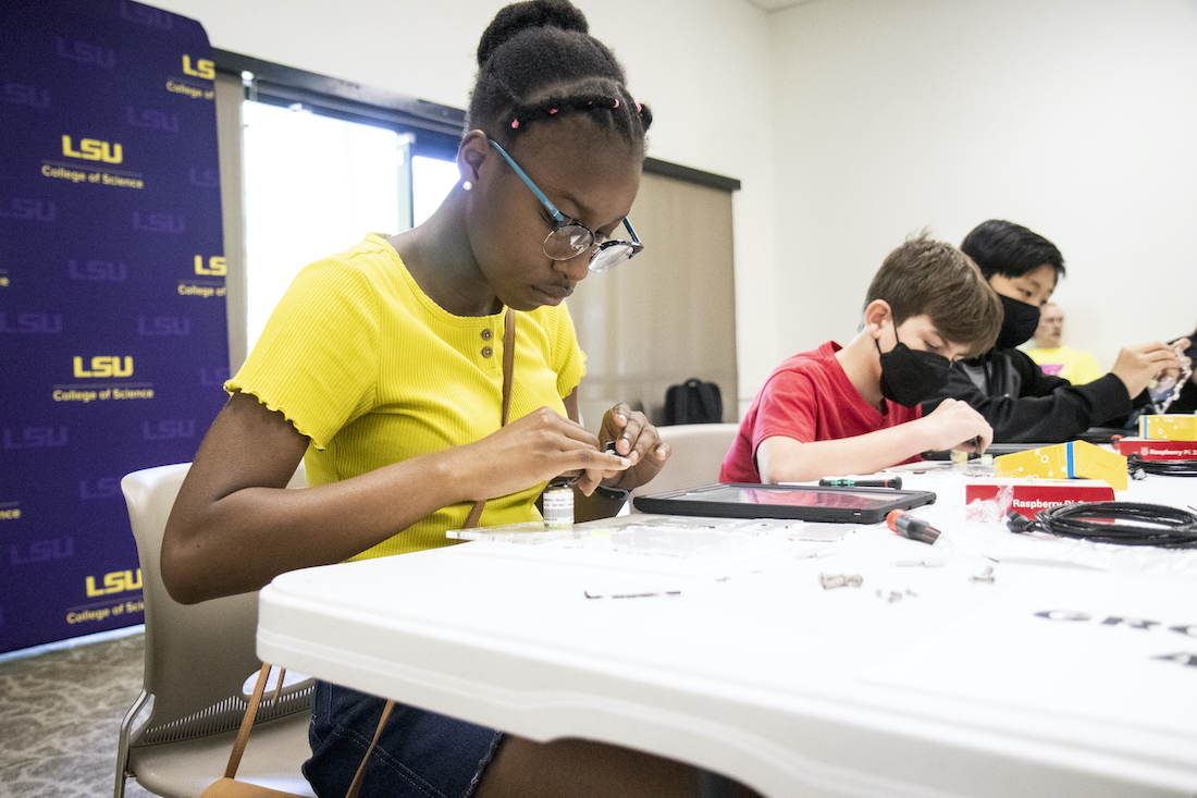 Participants put together their seismographs.