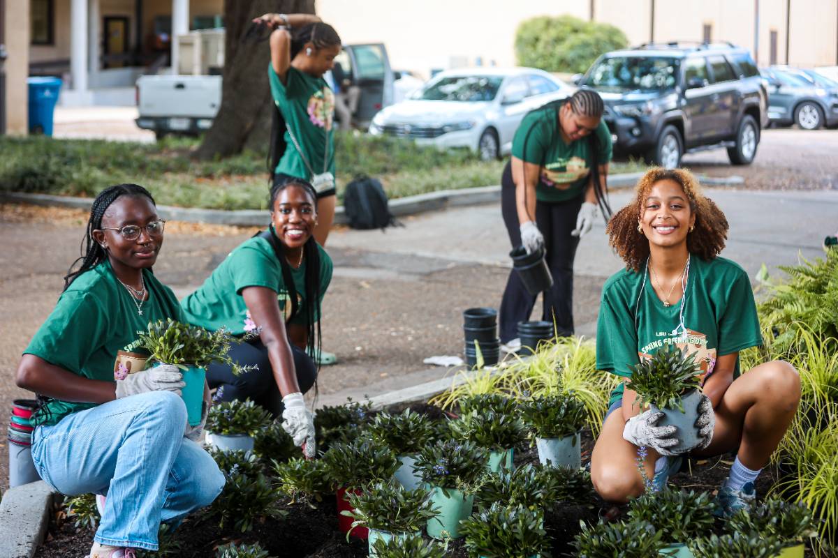 A group of students at spring greening day.